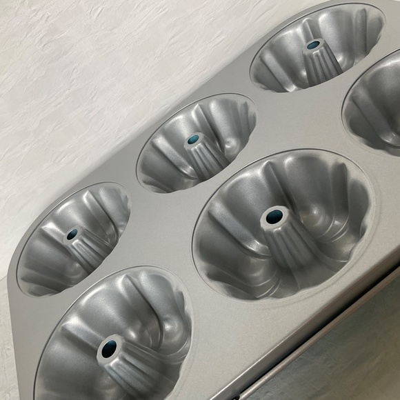 Pampered Chef Mini Bundt Baking Pan Six Individual Servings Retro Blue Exterior - Picture 7 of 11